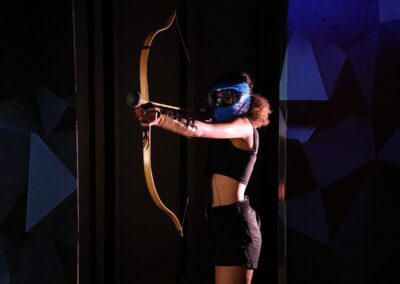 Frau hält Bogen mit Spezialpfeil fürs Arrow Tag.