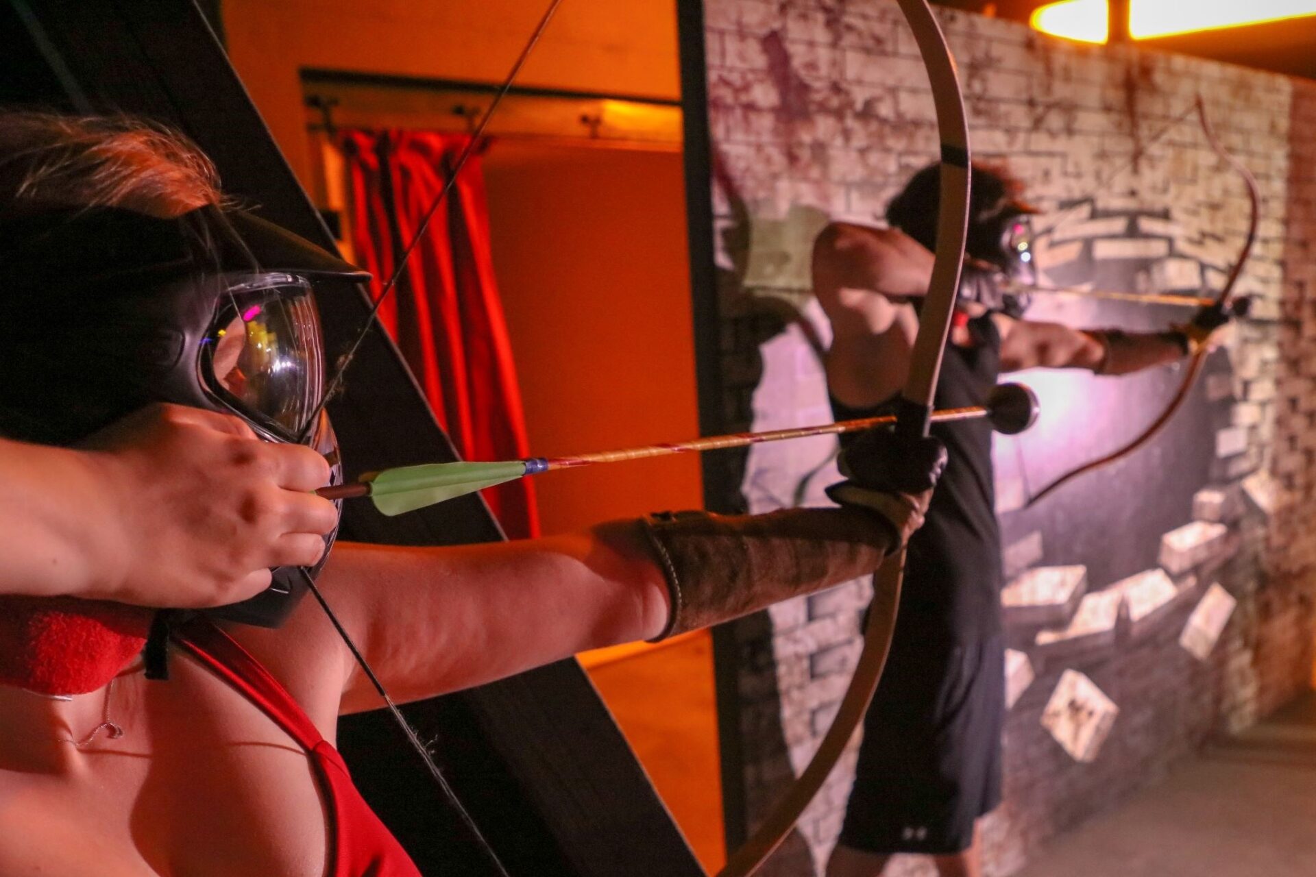 Mann und Frau im gleichen Team beim Arrowtag spielen.